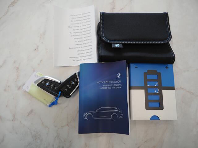 BMW 3-SERIE Touring 330e M-Sport Pro LCI | M-Sportstoelen | Panoramadak | Harman/Kardon | Head Up | Camera | Keyless