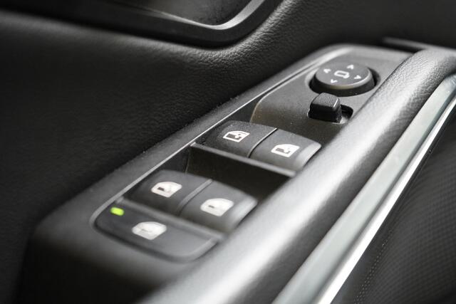 BMW 3-SERIE Touring 330e Business Edition Plus | Adaptive cruise | Trekhaak | Sportstoelen | Apple Carplay