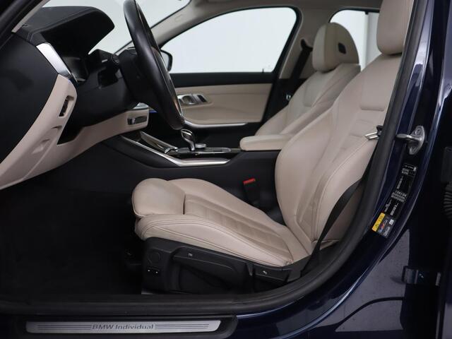 BMW 3-SERIE 330e eDrive Luxury Line | Panoramadak | Leder | Trekhaak | Stoelverwarming | Carplay | Sportstoelen | Live Cockpit | Parkeerhulp