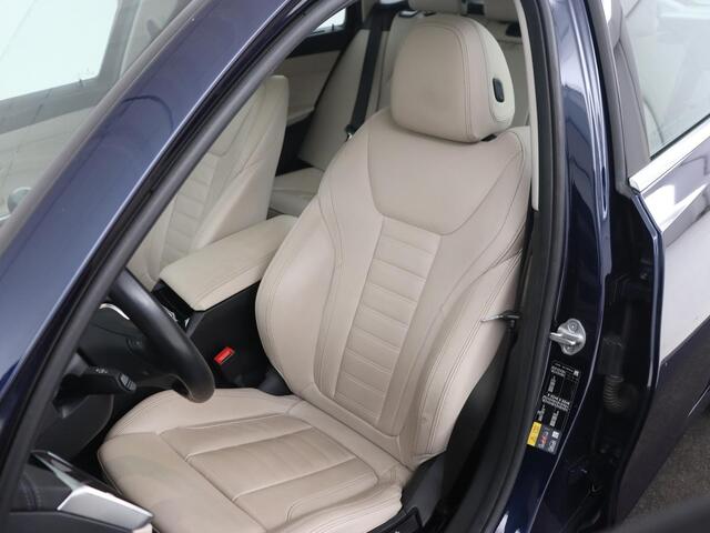 BMW 3-SERIE 330e eDrive Luxury Line | Panoramadak | Leder | Trekhaak | Stoelverwarming | Carplay | Sportstoelen | Live Cockpit | Parkeerhulp