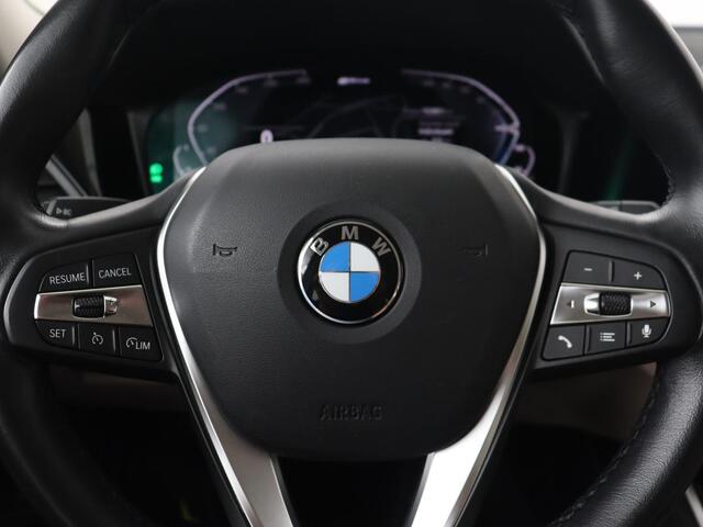BMW 3-SERIE 330e eDrive Luxury Line | Panoramadak | Leder | Trekhaak | Stoelverwarming | Carplay | Sportstoelen | Live Cockpit | Parkeerhulp