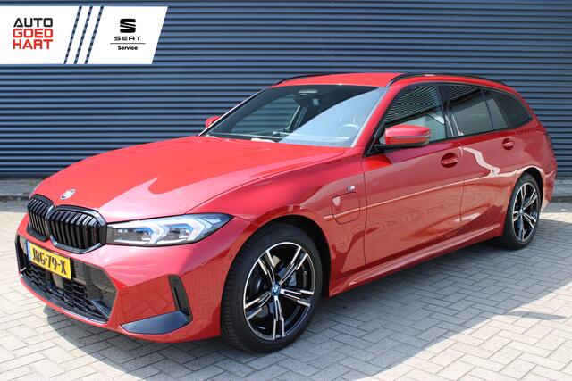 BMW 3-SERIE Touring 330e M-Sport Melbourne-Red Metallic Adaptive-Led Head-Up Harman-Kardon 360-Carmera Leer Elektr.-Trekhaak