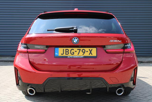 BMW 3-SERIE Touring 330e M-Sport Melbourne-Red Metallic Adaptive-Led Head-Up Harman-Kardon 360-Carmera Leer Elektr.-Trekhaak