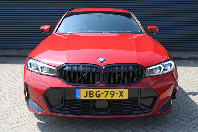 BMW 3-SERIE Touring 330e M-Sport Melbourne-Red Metallic Adaptive-Led Head-Up Harman-Kardon 360-Carmera Leer Elektr.-Trekhaak