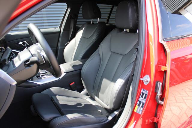 BMW 3-SERIE Touring 330e M-Sport Melbourne-Red Metallic Adaptive-Led Head-Up Harman-Kardon 360-Carmera Leer Elektr.-Trekhaak
