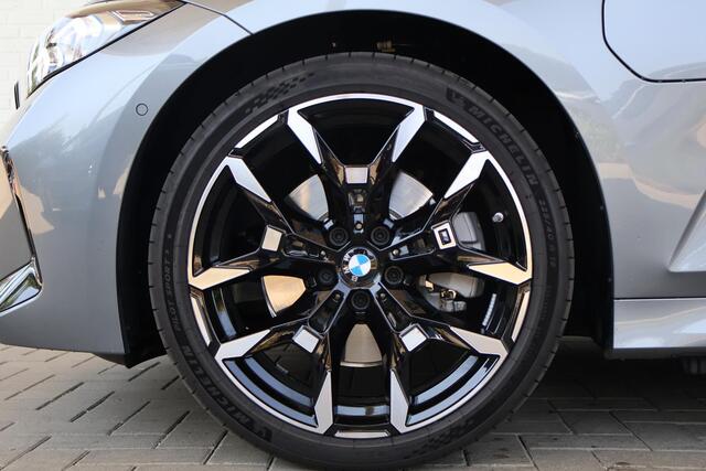 BMW 3-SERIE Touring 330e | M Sportpakket | Innovation Pack | Comfort Pack