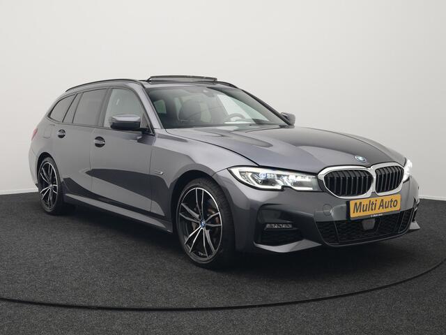 BMW 3-SERIE Touring 330e M Sport Plug In Hybrid 293pk Dealer O.H PHEV | Trekhaak Af Fabriek | Panodak | Head Up | Adaptive Cruise | Apple Carplay | Sfeerverlichting | Alcantara Sportstoelen Verwarmd | Navigatie | Virtual | DAB |
