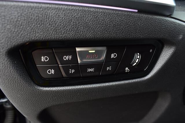 BMW 3-SERIE Touring 330e High Executive M-Pakket, Pano, Apple Carplay, Achteruitrijcamera, Carbon