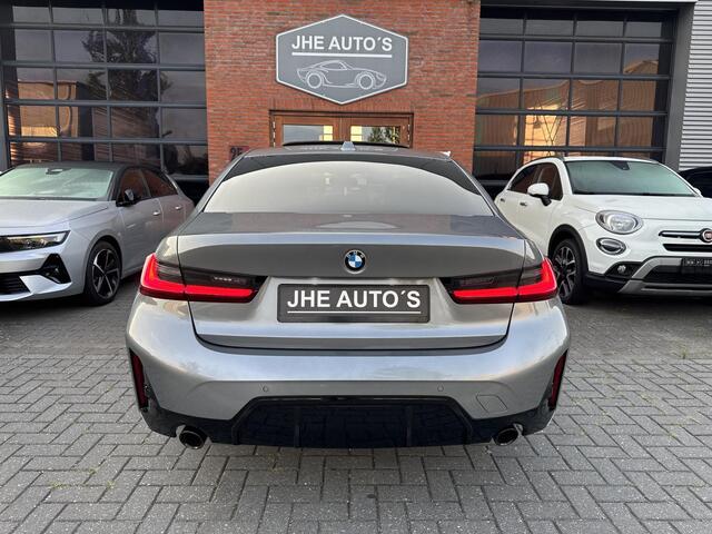 BMW 3-SERIE 318i | Pano | M Sport | LED | Stoelverwarming | Navigatie en meer!
