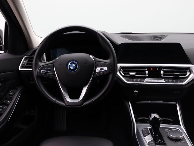 BMW 3-SERIE Touring 320e Luxury Line | High Executive | Sportstoelen voor | Live Cockpit Professional | HIFI | 17"