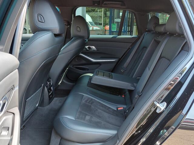 BMW 3-SERIE Touring 320i 184pk Automaat High Executive M-Sport | Navi | Apple Carplay+Android Auto | Clima | Adap.Cruise | Leder+Alcantara | Led Koplampen | Sfeerverlichting | Pdc V+A+Camera | Privacy Glass