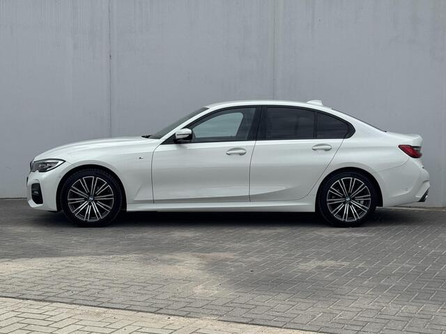 BMW 3-SERIE 318i High Executive / Apple Carplay/Android Auto / Achteruitrijcamera / Stoelverwarming / Cruise control