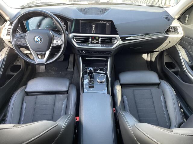 BMW 3-SERIE Touring 330e xDrive Sport Line 17"/Trekhaak/Sportstoelen/Stoel + stuurverwarming/PDC/Apple Carplay & Android Auto