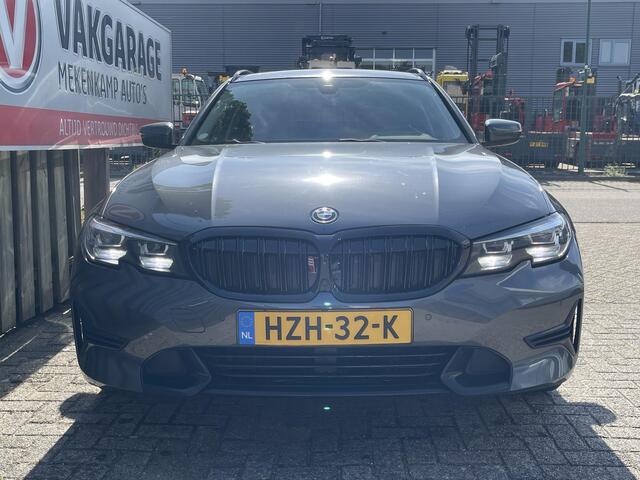 BMW 3-SERIE Touring 330e xDrive Sport Line 17"/Trekhaak/Sportstoelen/Stoel + stuurverwarming/PDC/Apple Carplay & Android Auto