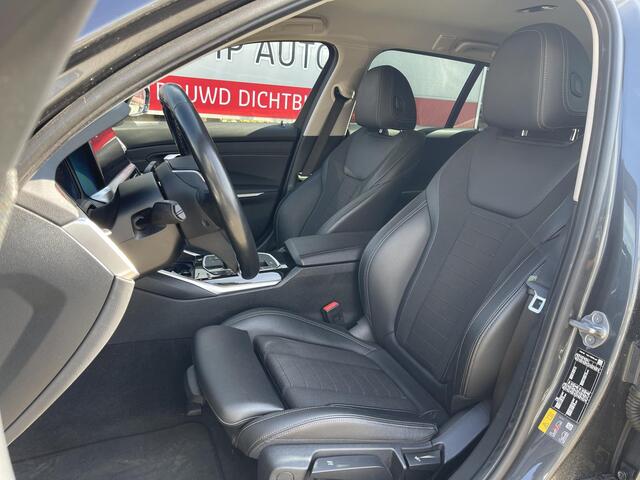 BMW 3-SERIE Touring 330e xDrive Sport Line 17"/Trekhaak/Sportstoelen/Stoel + stuurverwarming/PDC/Apple Carplay & Android Auto