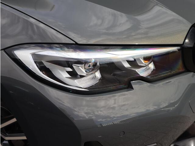 BMW 3-SERIE Touring 320i Executive Edition | Panoramadak | HIFI Systeem | Elektrische Trekhaak |