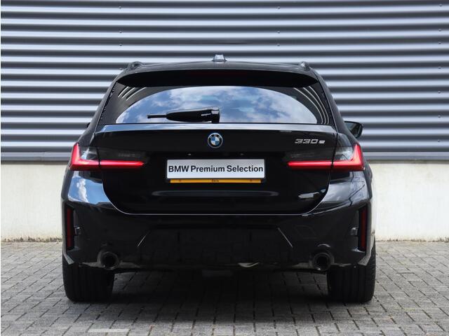 BMW 3-SERIE Touring 330e | High Executive | M Sportpakket Pro | Panodak | Trekhaak | Adaptive Cruise Control | Innovation Pack | Head-Up | Parking Assistant Plus | 19'' LMV