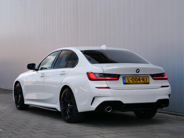 BMW 3-SERIE 320i 184pk Business Edition Automaat M-Sport / Apple Carplay / Navigatie