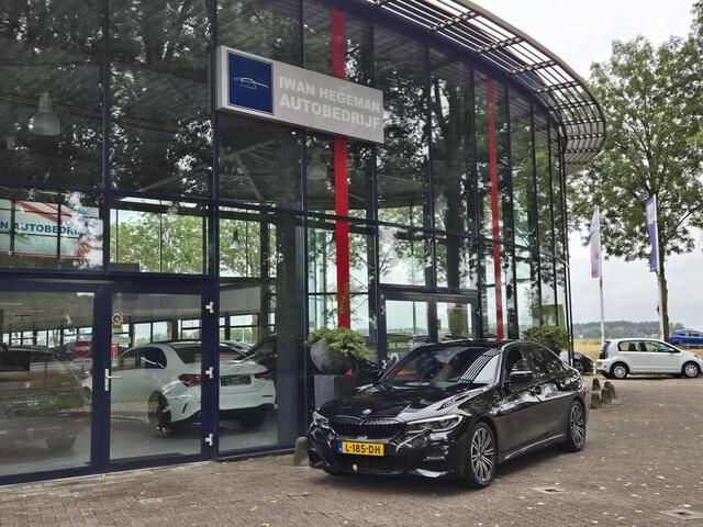 BMW 3-SERIE 318i High Executive | M Sport Pack | PDC+Camera | Climate | Pano Dak | Leder |