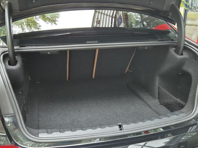 BMW 3-SERIE 318i High Executive | M Sport Pack | PDC+Camera | Climate | Pano Dak | Leder |