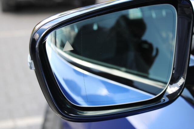 BMW 3-SERIE 330i High Executive M Sport Automaat / Schuif-Kanteldak / Sportstoelen / Achteruitrijcamera / Laserlight / Comfort Access / Head-Up / Harman Kardon / Gesture Control