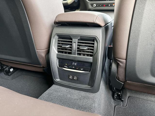 BMW 3-SERIE Touring 330e M-Sport / Glazen Schuifdak / Harman Kardon / Head-Up / Parking Assistant Plus / Trekhaak Zwenkbaar / Adaptieve LED koplampen / Stuurwielverwarming