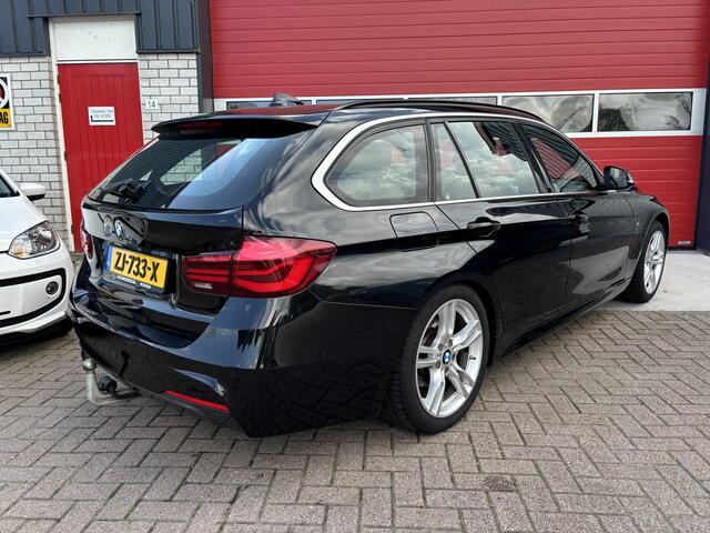 BMW 3-SERIE Touring 318i M Sport Corporate Lease AUTOMAAT / TREKHAAK / FULL LED / NAVI / CLIMA / STOELVERW / PDC / NL-AUTO