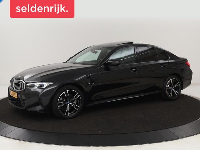 BMW 3-SERIE 320e M Sport | Schuifdak | Trekhaak | Leder/Alcantara | Camera | Stoel & stuurverwarming | Carplay | Sfeerverlichting | Sportstoelen | Adaptief LED | Navigatie | Park Assist | Widescreen Display | PHEV | Plug In