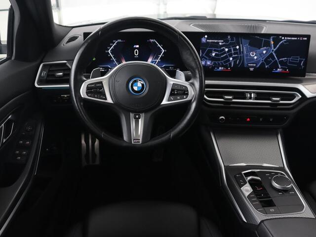 BMW 3-SERIE 320e M Sport | Schuifdak | Trekhaak | Leder/Alcantara | Camera | Stoel & stuurverwarming | Carplay | Sfeerverlichting | Sportstoelen | Adaptief LED | Navigatie | Park Assist | Widescreen Display | PHEV | Plug In