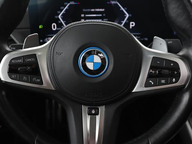 BMW 3-SERIE 320e M Sport | Schuifdak | Trekhaak | Leder/Alcantara | Camera | Stoel & stuurverwarming | Carplay | Sfeerverlichting | Sportstoelen | Adaptief LED | Navigatie | Park Assist | Widescreen Display | PHEV | Plug In