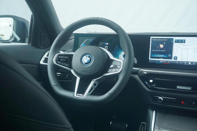 BMW 3-SERIE Touring 330e | M Sportpakket Pro | Comfort Pack | M Performance velgen | Comfort Access |
