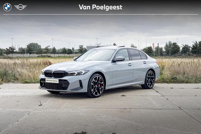 BMW 3-SERIE Sedan 330e | M Sport | Glazen Panoramadak | Harman Kardon | Head-up Display | Trekhaak |