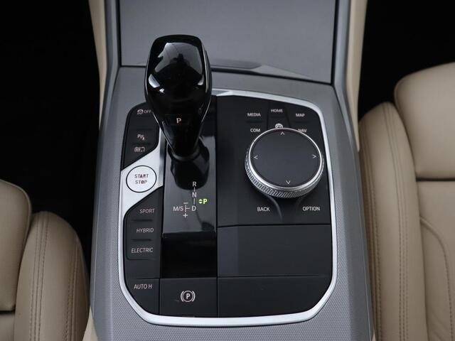 BMW 3-SERIE Touring 320e Business Edition Plus | Trekhaak | Automaat | Carplay | Camera | Adaptive Cruise | Navigatie | PHEV | Leder | Stoelverwarming | Climate controle | LMV 17 Inch