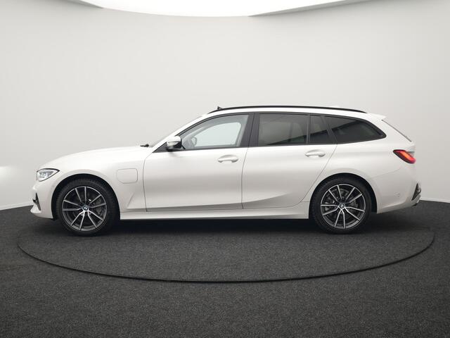 BMW 3-SERIE Touring 330e Plug In Hybrid 293pk Dealer O.H PHEV | Trekhaak Af Fabriek | Panodak | Head Up | Adaptive Cruise | Laser LED | Lederen Sportstoelen Memory & Verwarmd | Keyless | Blis | Apple Carplay | Stuur Verwarmd | Navigatie | DAB |