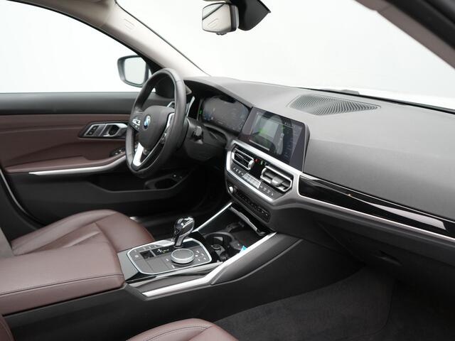 BMW 3-SERIE Touring 330e Plug In Hybrid 293pk Dealer O.H PHEV | Trekhaak Af Fabriek | Panodak | Head Up | Adaptive Cruise | Laser LED | Lederen Sportstoelen Memory & Verwarmd | Keyless | Blis | Apple Carplay | Stuur Verwarmd | Navigatie | DAB |