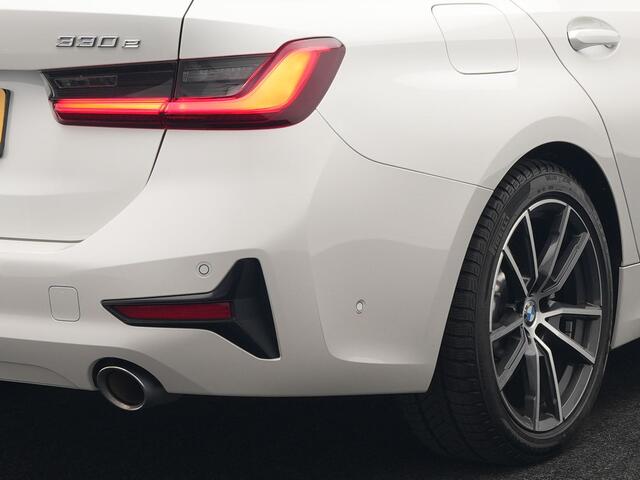 BMW 3-SERIE Touring 330e Plug In Hybrid 293pk Dealer O.H PHEV | Trekhaak Af Fabriek | Panodak | Head Up | Adaptive Cruise | Laser LED | Lederen Sportstoelen Memory & Verwarmd | Keyless | Blis | Apple Carplay | Stuur Verwarmd | Navigatie | DAB |