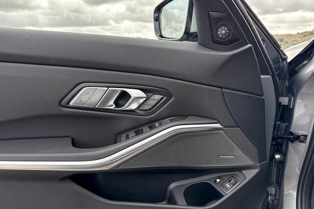 BMW 3-SERIE Touring 330e | M Sport | Glazen Panoramadak | Comfort Access | Stoelverwarming |