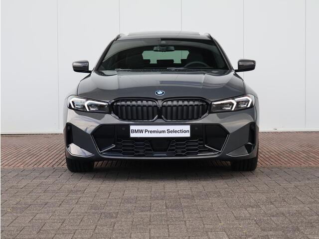 BMW 3-SERIE Touring 330e M Sportpakket Pro/ Stuurwiel verwarmd/ Comfort Access/ panoramadak/ Stoelverwarming/ Elektrische Trekhaak/ Active Cruise Control