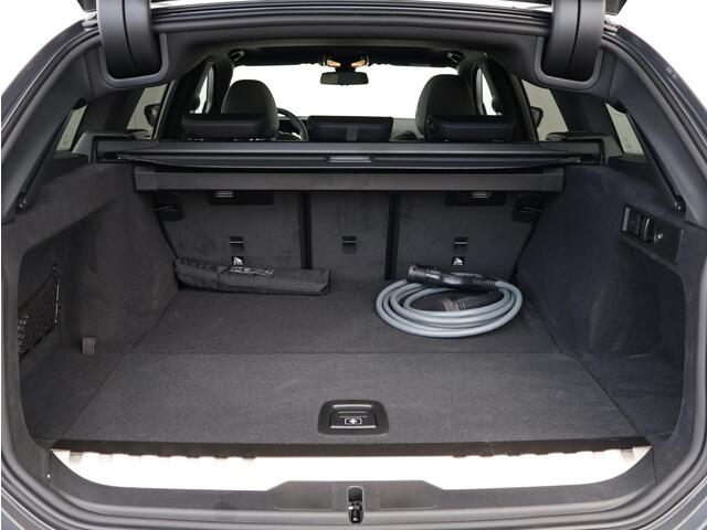 BMW 3-SERIE Touring 330e M Sportpakket Pro/ Stuurwiel verwarmd/ Comfort Access/ panoramadak/ Stoelverwarming/ Elektrische Trekhaak/ Active Cruise Control