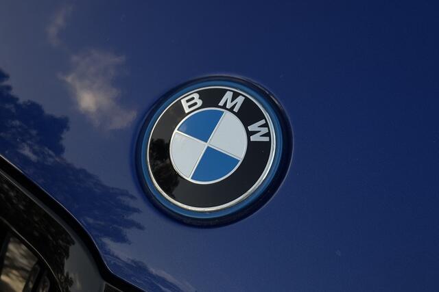 BMW 3-SERIE Touring 330e M-Sport | LCI FACELIFT | Adaptief Led | Camera | Sportstoelen | 19 'Inch | Privacy Glas