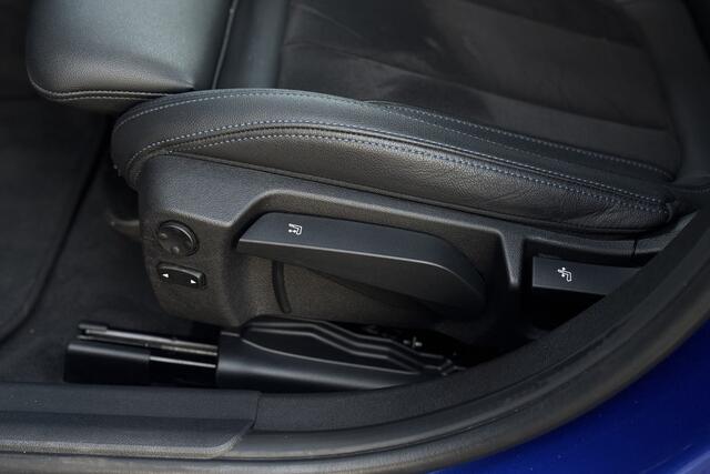 BMW 3-SERIE Touring 330e M-Sport | LCI FACELIFT | Adaptief Led | Camera | Sportstoelen | 19 'Inch | Privacy Glas