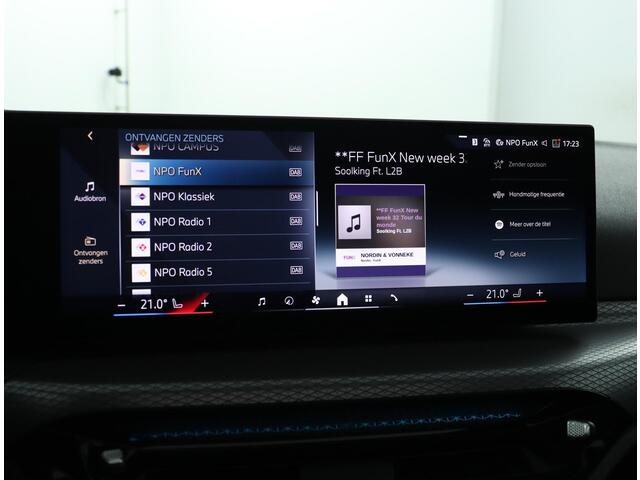 BMW 3-SERIE Touring 330e xDrive M Sportpakket Pro | Trekhaak | Panoramadak | Harman Kardon | Active Cruise Control | Comfort Access