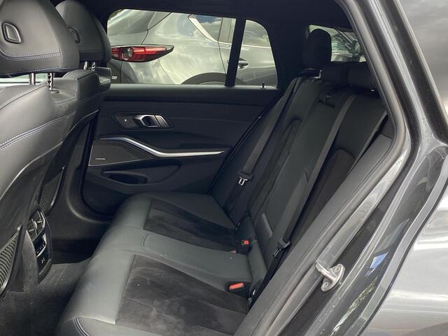 BMW 3-SERIE Touring 330e High Executive M SPORT VAN: 36.900,- VOOR: 34.330,- UW HERFSTVOORDEEL: 1.670,- EURO | DEALER ONDERHOUDEN | LASER LED | HRAMAN KARDON | PANORAMADAK