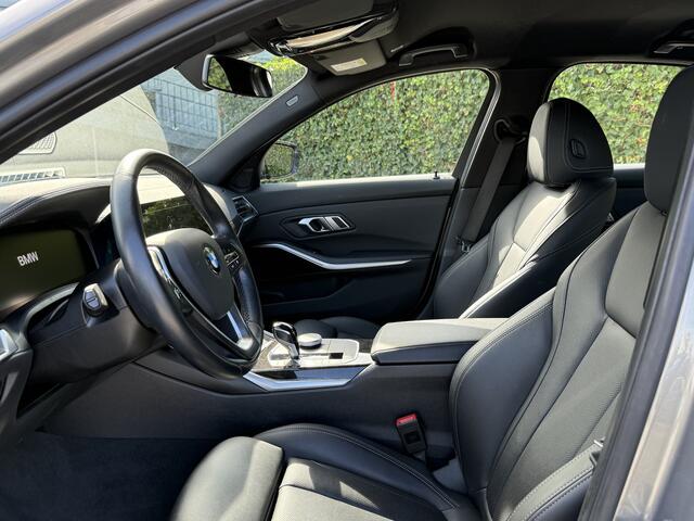 BMW 3-SERIE Sedan 318i Business Ed. | Luxury Line | Camera | 18'' | Stoelverw. | HiFi