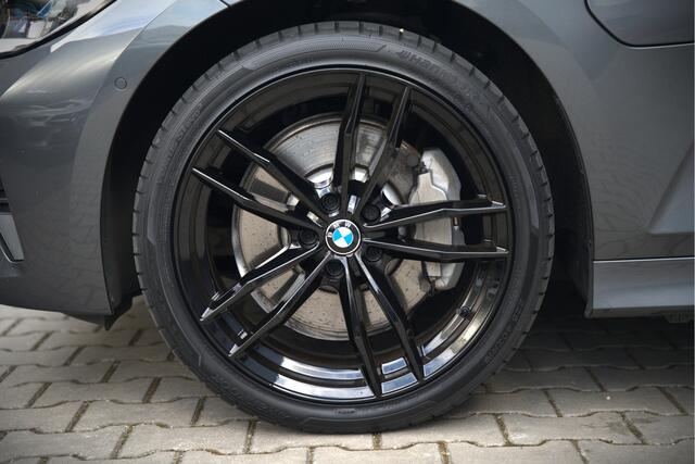 BMW 3-SERIE 330e eDrive Edition Sportline | Stoelverwarming | Cruise Control | Leer | Camera | Keyless | Apple Carplay | Ambiance Verlichting | HIFI | Parkeersensoren | Navigatie | NAP | Sport