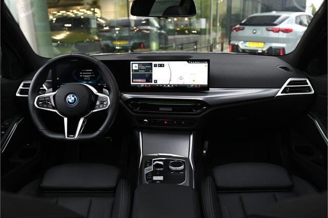 BMW 3-SERIE Touring 330e M Sport Automaat / Panoramadak / Trekhaak / Sportstoelen / Achteruitrijcamera / Comfort Access / Active Cruise Control / Parking Assistant