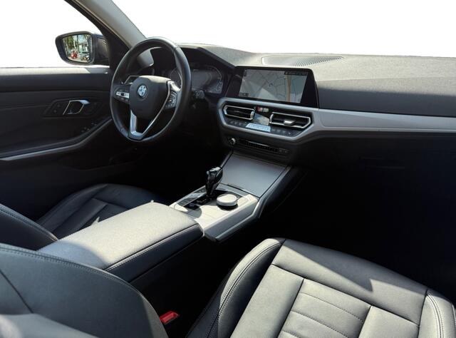 BMW 3-SERIE 330e High Executive I Panoramadak I Leder I Head-up