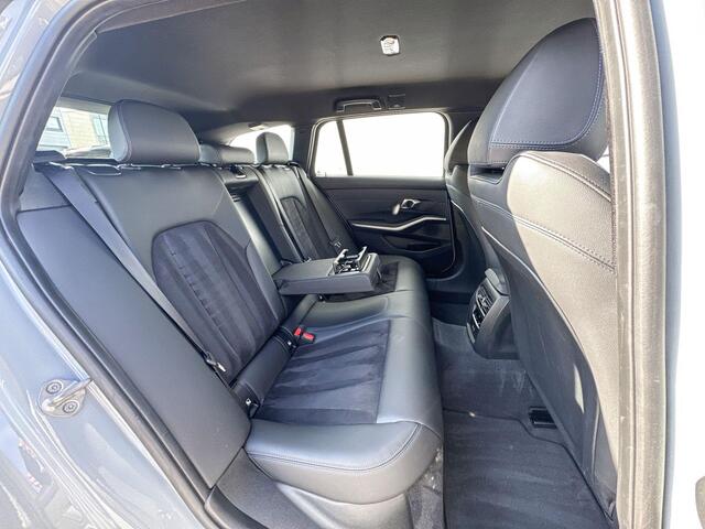 BMW 3-SERIE Touring 318i M-Sport 18 Inch / Electrische Zwenkhaak / Binnen & Buitenspiegel Automatisch Dimmend / Stoelverwarming