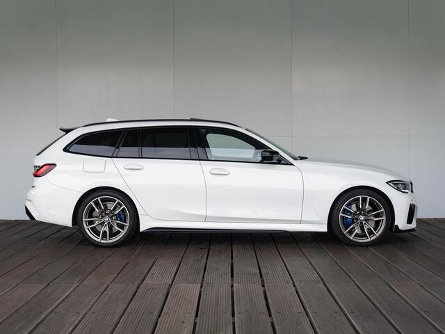 BMW 3-SERIE Touring M340i xDrive | Innovationspakket | Verwarmd Stuurwiel | Comfort Access | Panoramadak | Stoelverwarming | Laserlight | Head-Up Display | Harman Kardon | 19''