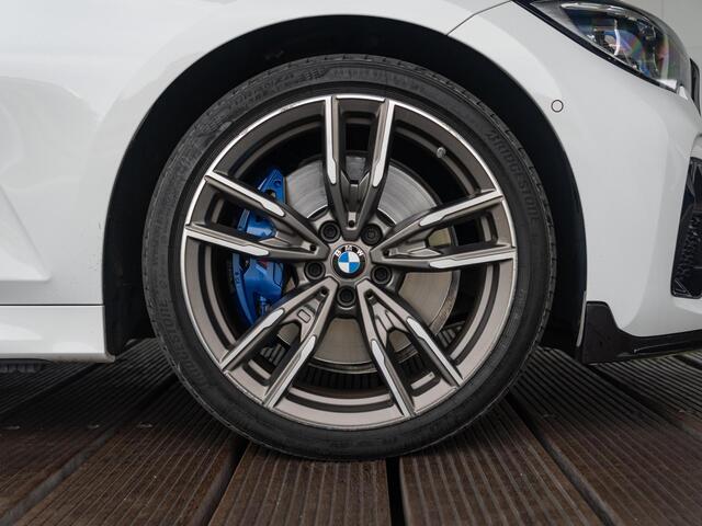 BMW 3-SERIE Touring M340i xDrive | Innovationspakket | Verwarmd Stuurwiel | Comfort Access | Panoramadak | Stoelverwarming | Laserlight | Head-Up Display | Harman Kardon | 19''